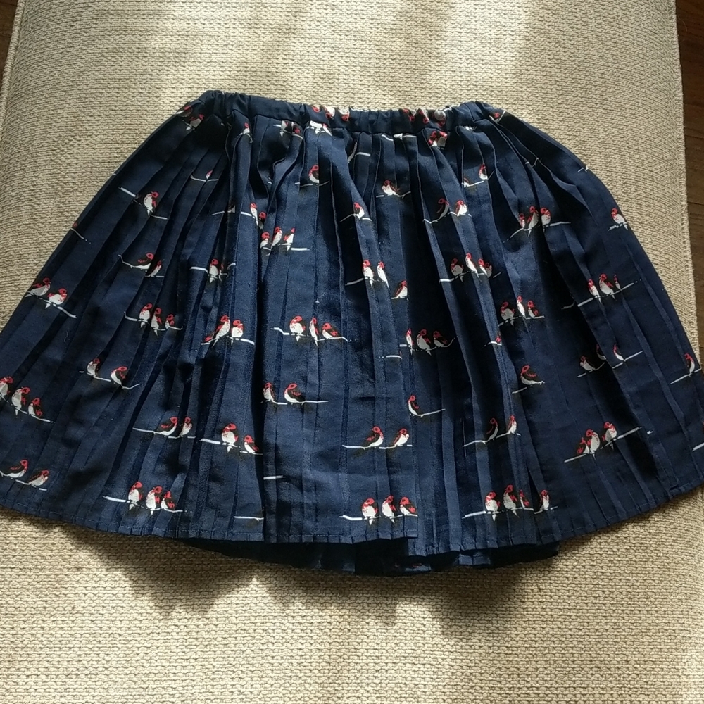 Pleated skirt with bird pattern